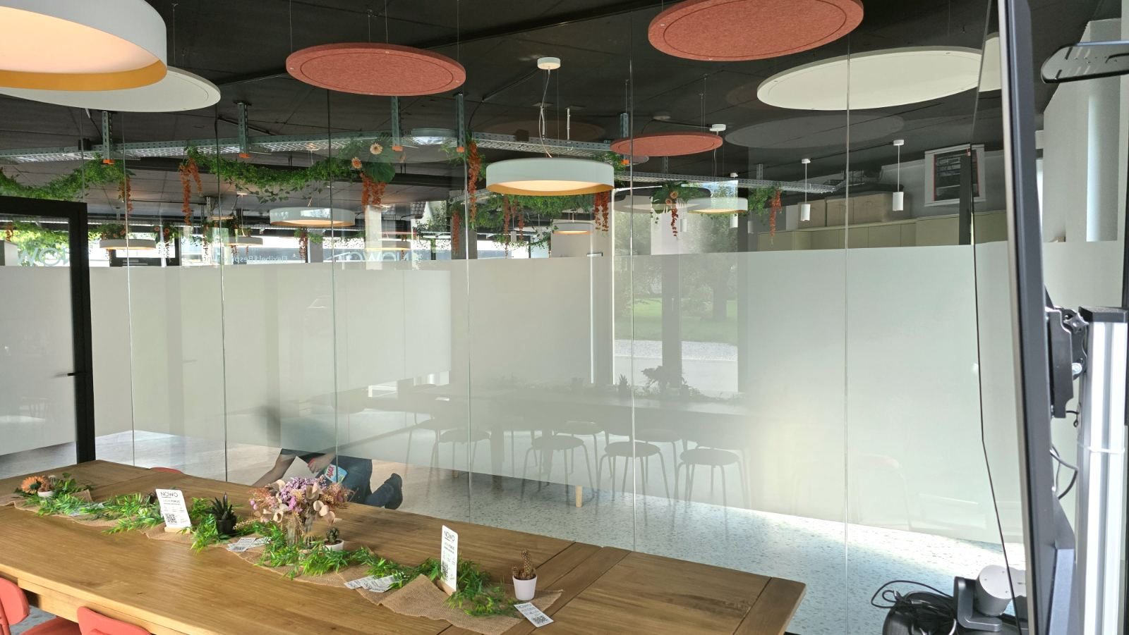Sitzungszimmer mit Konferenztisch im nowo in Widnau